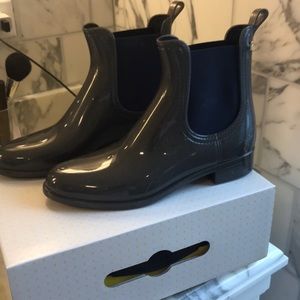 NWT ankle gray Chelsea boots